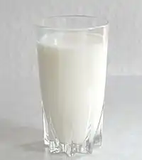 Photo of a glass of white milk.