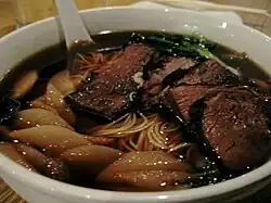 Somen in soup with beef and pears