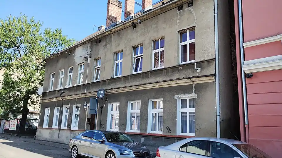 Facade onto the street