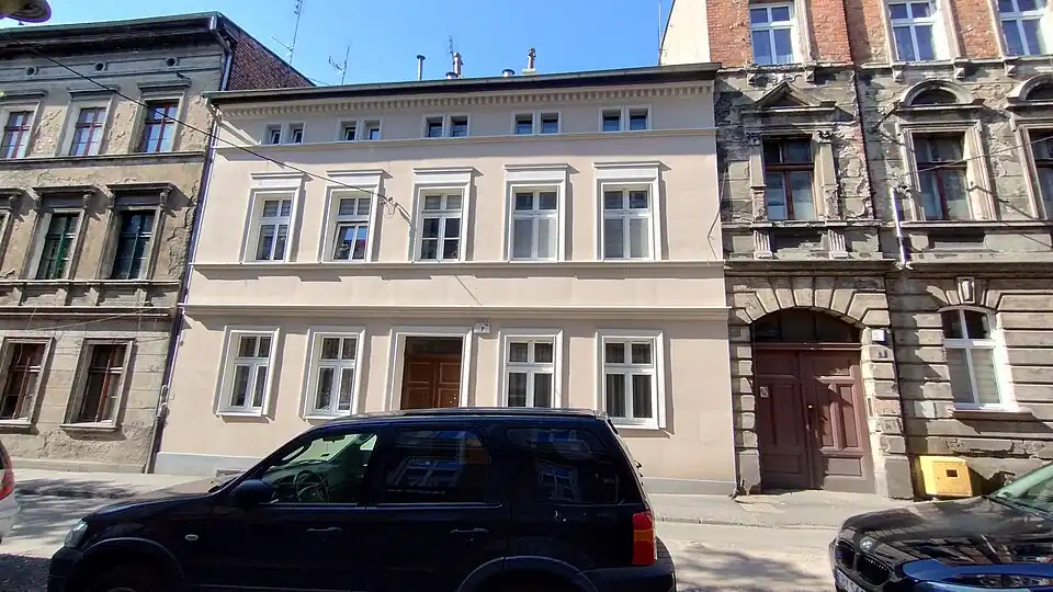 Facade onto the stree