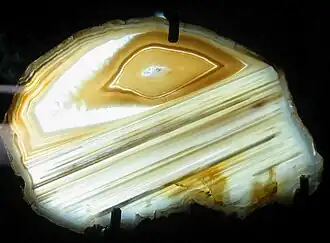 Agate with both wall banding (top) and level banding (bottom)
