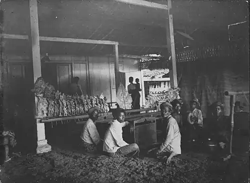 A wayang klitik (flat wooden puppet) performance with a gamelan orchestra in Ngandong, Java, in 1918.