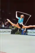 Swinging one end of the rope during a split leap (Carmen Acedo)