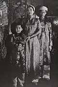 Bảo Thăng (left) and Bảo Long (right) with their mother.