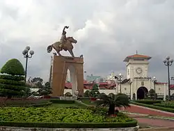 Quách Thị Trang Square before 2017 with the statue of Trần Nguyên Hãn and Bến Thành Market, where the station is underneath
