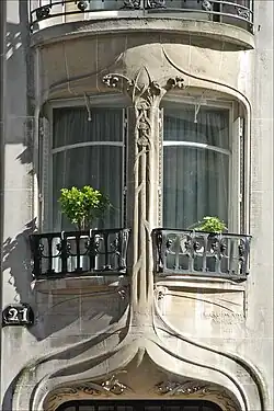 Detail of windows from the rue de la Fontain apartments (1911).