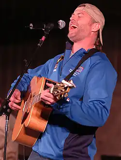 Worley performing for U.S. servicemen in Kuwait