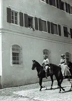 Prince Wilhelm on horseback in front of the palace in Durrës.