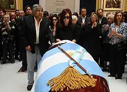 Cristina Fernández de Kirchner and Hugo Moyanoin front of Kirchner's casket