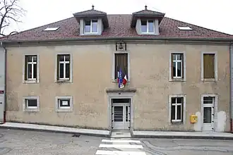 The town hall in Gevresin
