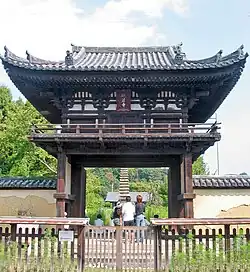 This shikyakumon is also a rōmon.　Note the absence of stairs to the second story.