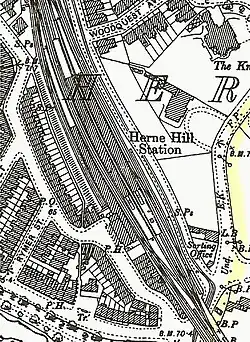 A black and white map of a railway station showing the position of tracks and platforms
