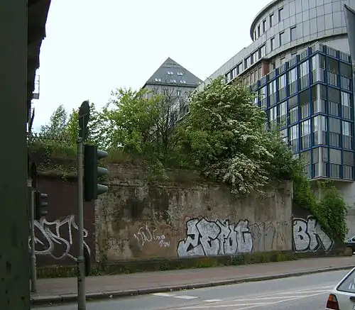 The socle level of the former U-Bahn station next to the remaining S-Bahn station
