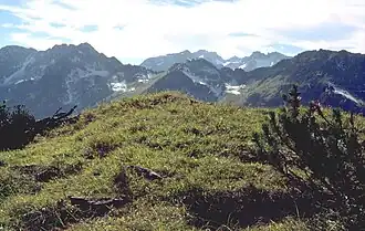 Klupper (1776 m, centre)