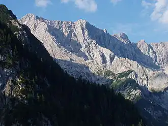 Middle Höllentalspitze (centre, 2,743 m or 8,999 ft)