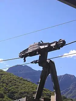 The lowest cable is used for pulling. The middle cable supports the weight of gondola.