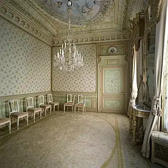 Anteroom richly decorated.