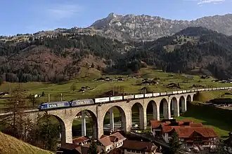 Re 465s on the Kander viaduct (northern approach)
