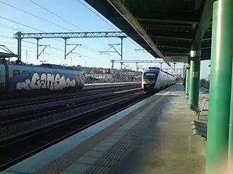 A pair of Siemens Desiro (OSE class 460) trains at Kiato station.