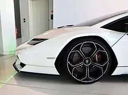 Front left wheel with carbon-ceramic brakes