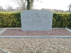 Photographie d'une stèle en marbre.