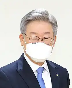 Lee wearing a white protective mask