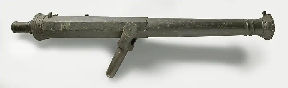 A 1.5-pounder (0.68&nbsp;kg) lilla. 176.5&nbsp;cm long, 5.5&nbsp;cm in caliber.