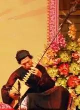 Vietnam đàn đáy. Possibly related to Chapei dong veng as both are heptatonic.[99] Also shares characteristic with some Indonesian and Malaysian boat lutes: has an open back.