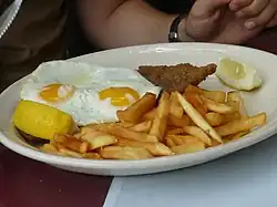 Milanesa, fried eggs and French fries.