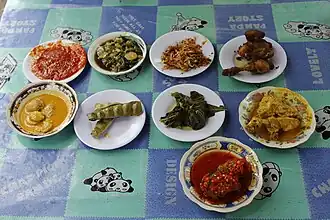 Padang cuisine served in a beach stall in Gandoriah Beach, Pariaman. Dishes in coastal areas of West Sumatra are mostly sea produce, such as fishes and prawns.
