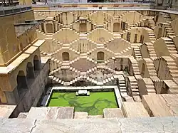 Panna Miyan Ka Kund, Amber (Panna Meena ka Kund)