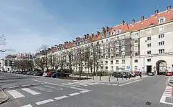 Buildings on Wyzwolenia Avenue, with Renaissance-inspired aesthetics. To the right, Służewska Street runs through the building at 6 Wyzwolenia Avenue