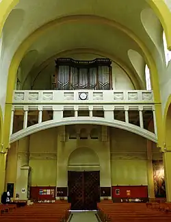 The organ over the porta;
