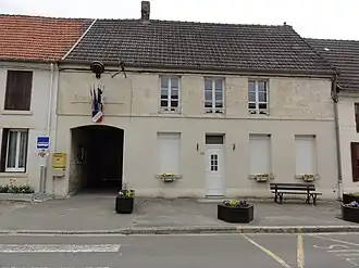 The town hall and school of Parfondru