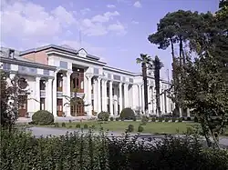 The first building (1906–1979)