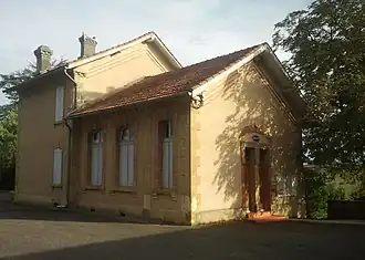 The town hall in Pouy-Loubrin