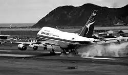 747SP lands at Wellington, New Zealand in 1981