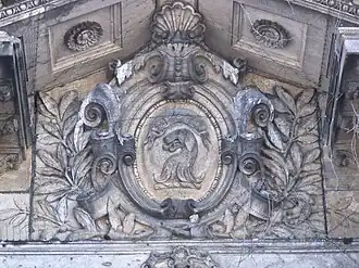 Dog's head crowned with the motto "Spero" of the Allan family