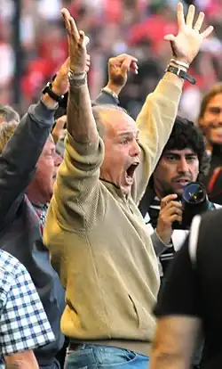 Sabella pitchside dramatically celebrating Estudiantes victory in the Argentine Primera División in 2010