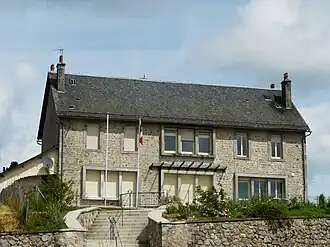 The town hall in Saint-Fréjoux