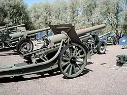 A 120 mm Armata wz. 78/09/31 with wooden wheels at the Hämeenlinna Artillery Museum.