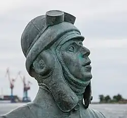 Photograph of a statue of Enoch Thulin