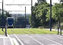An outbound T1 train approaches the "Arènes romaines" stop in Toulouse.