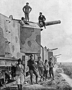 Marine gunners and their armoured train, armed with 19&nbsp;cm model 1870-1893 guns on Schneider all-round truck mounts (TAZ).