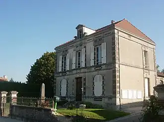 The town hall in Trouans