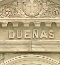 A photograph of Dueñas' tomb