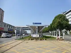 Tangxunhu, the last station of one of the branches. The elevated tracks in the background are the Tangxunhu Station of the Wuhan–Xianning intercity railway