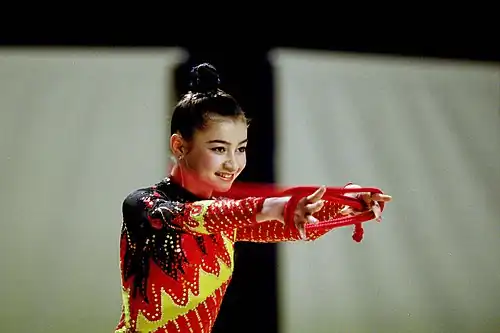 Wrapping the rope around both hands (Zarina Gizikova)