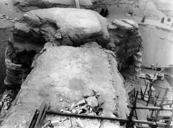Major fissure running through the waist of the Sphinx, before modern restorations in 1926