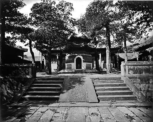 碧雲寺內御牌亭乃乾隆爺親筆畫下 No. 891, PI-YUEN-TSZU TEMPLE.